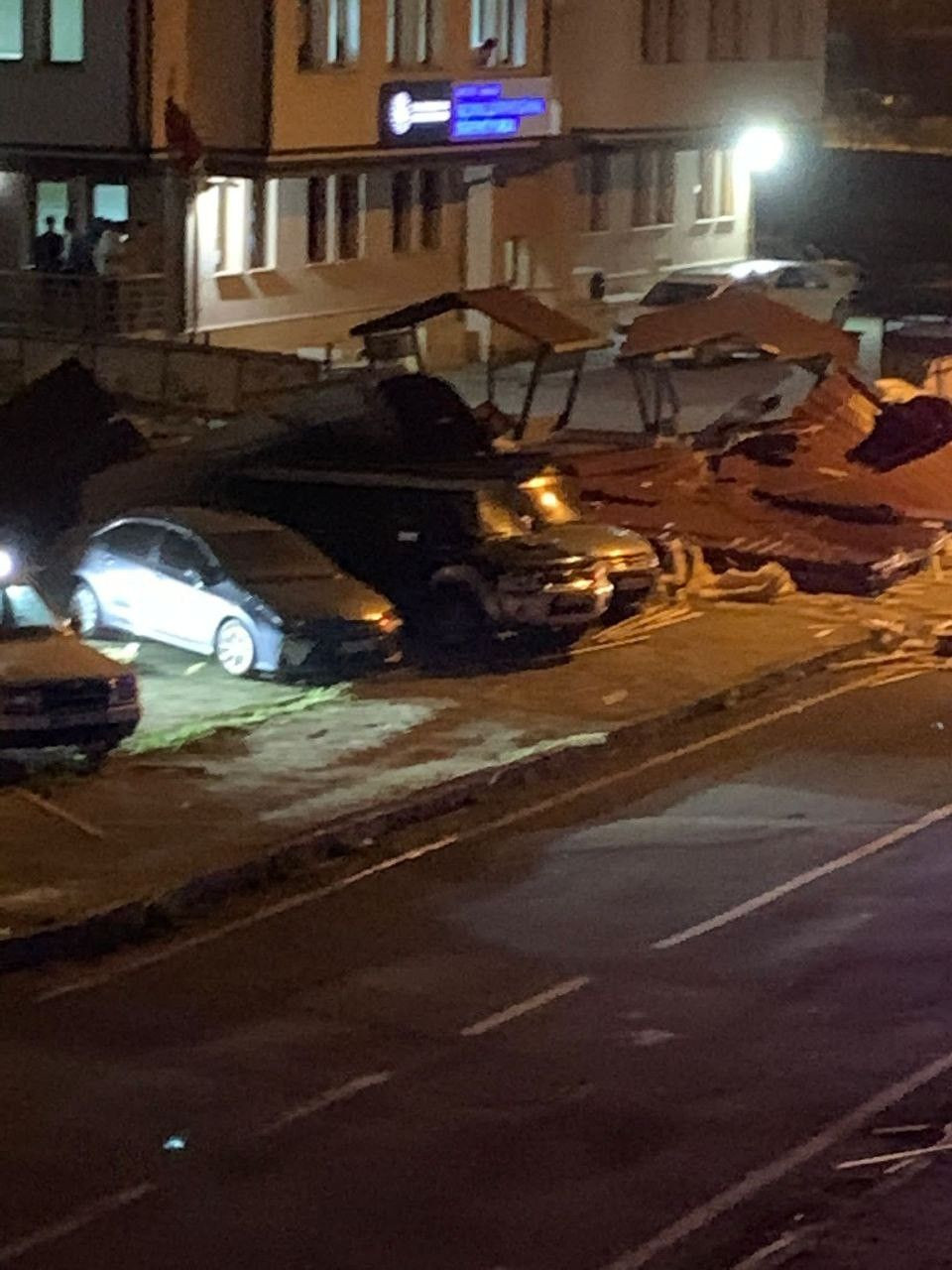 Artvin’de şiddetli rüzgar çatıları uçurdu! - Sayfa 9