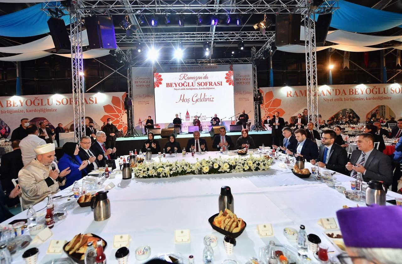 TBMM Başkanı Şentop 'Beyoğlu Sofrası'na katıldı: Oruç bir cennet tebessümüdür - Sayfa 8