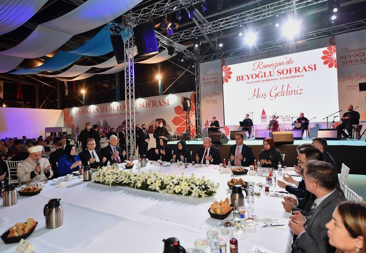 TBMM Başkanı Şentop 'Beyoğlu Sofrası'na katıldı: Oruç bir cennet tebessümüdür - Sayfa 9