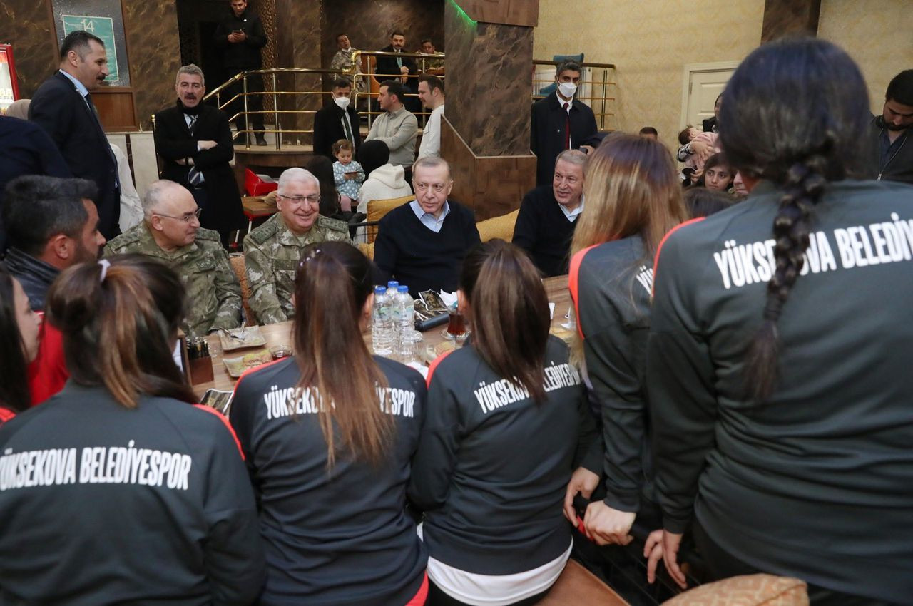 Cumhurbaşkanı Erdoğan sınırda askerlerle iftar yaptı - Sayfa 14
