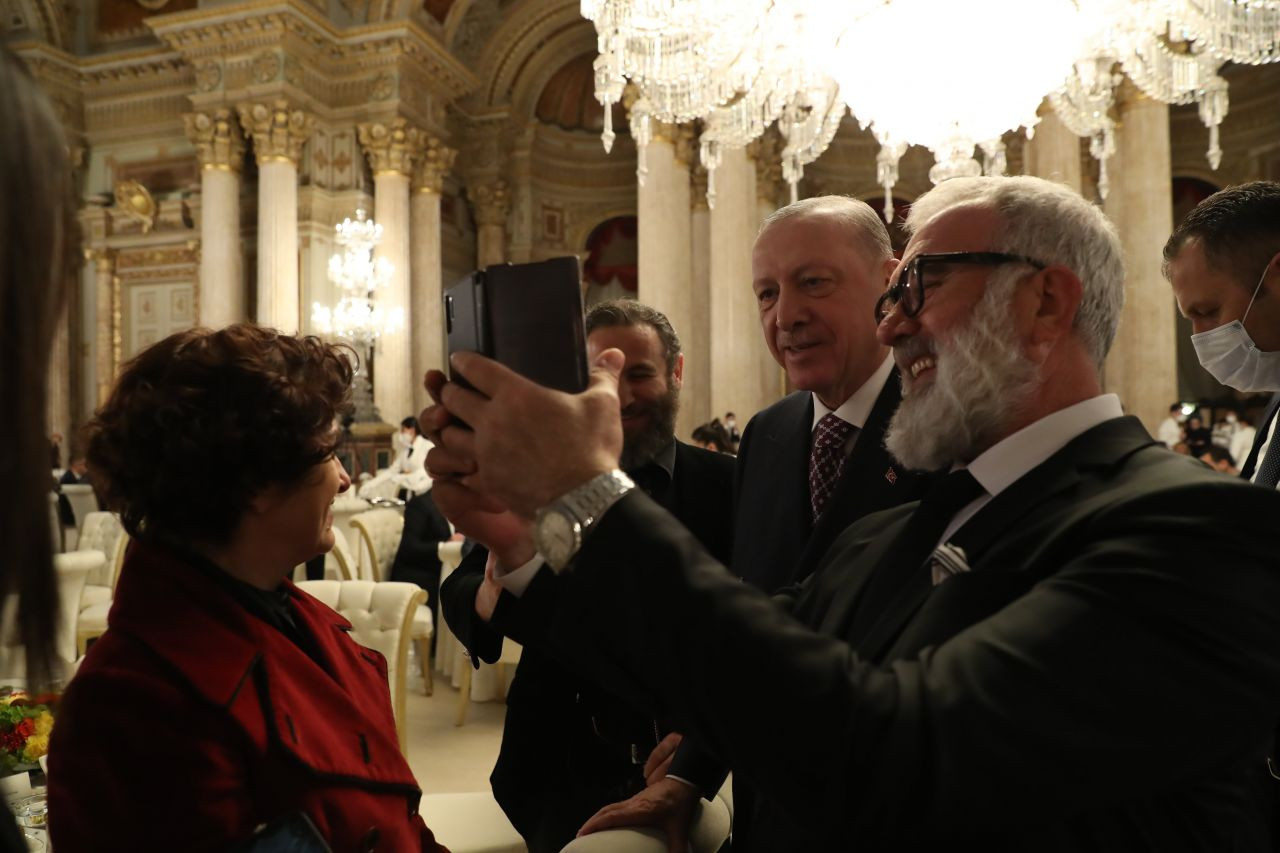 Cumhurbaşkanı Erdoğan, sanatçılarla iftarda buluştu! - Sayfa 16