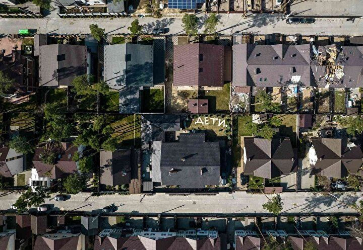 Savaşa karşı çaresizliği gözler önüne seren kare: Saldırılardan korunmak için bahçeye 'çocuklar var' yazdılar... - Sayfa 5