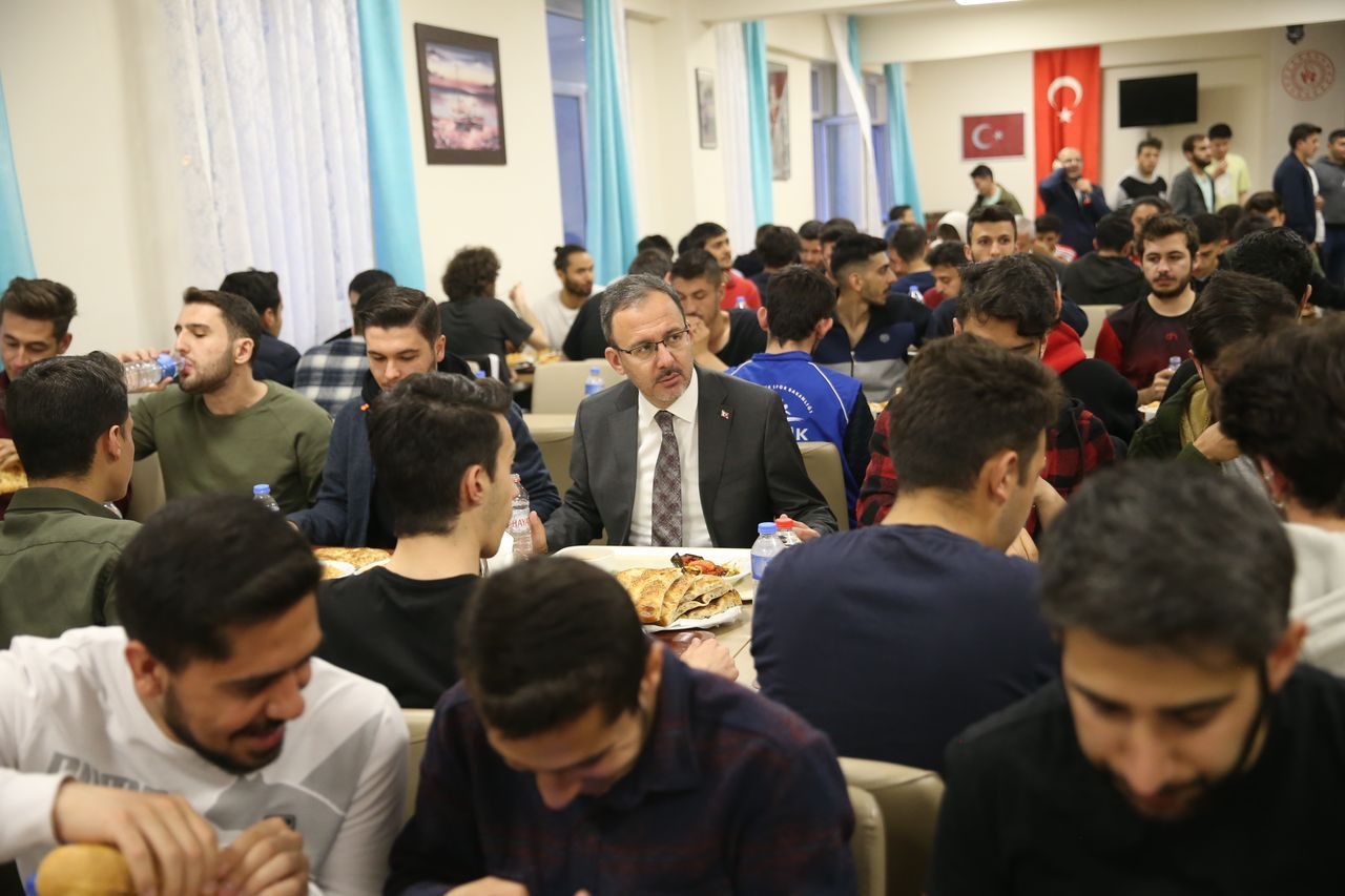 Bakan Kasapoğlu, Kars'ta öğrencilerle iftar yaptı - Sayfa 10