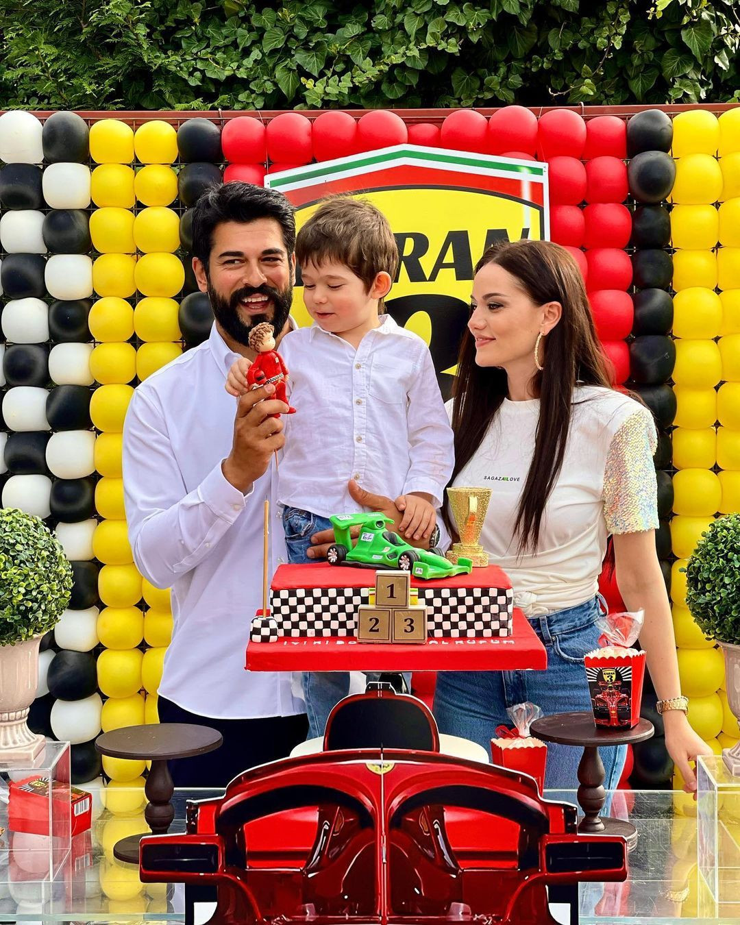 Fahriye Evcen ile Burak Özçivit'in oğlu Karan 3 yaşına bastı! İşte gösterişli partiden ilk kareler... - Sayfa 6