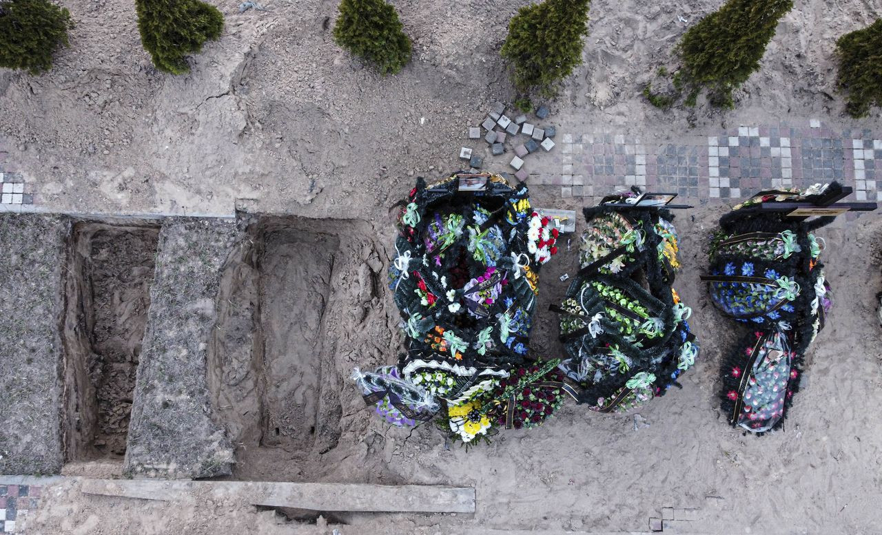 Bucha'da acı manzara! Ölen siviller için yeni mezar alanları açılıyor - Sayfa 6