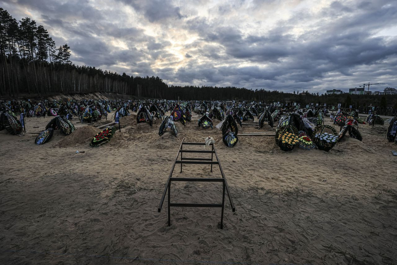 Bucha'da acı manzara! Ölen siviller için yeni mezar alanları açılıyor - Sayfa 12