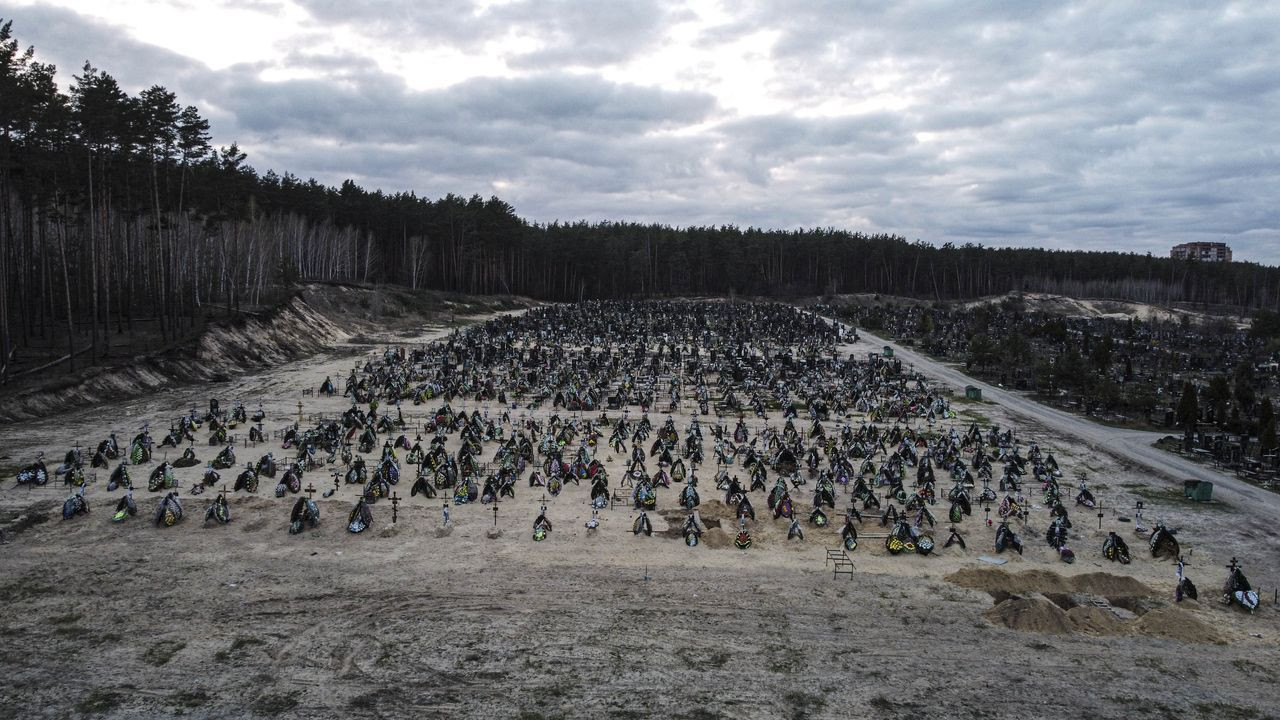 Bucha'da acı manzara! Ölen siviller için yeni mezar alanları açılıyor - Sayfa 15