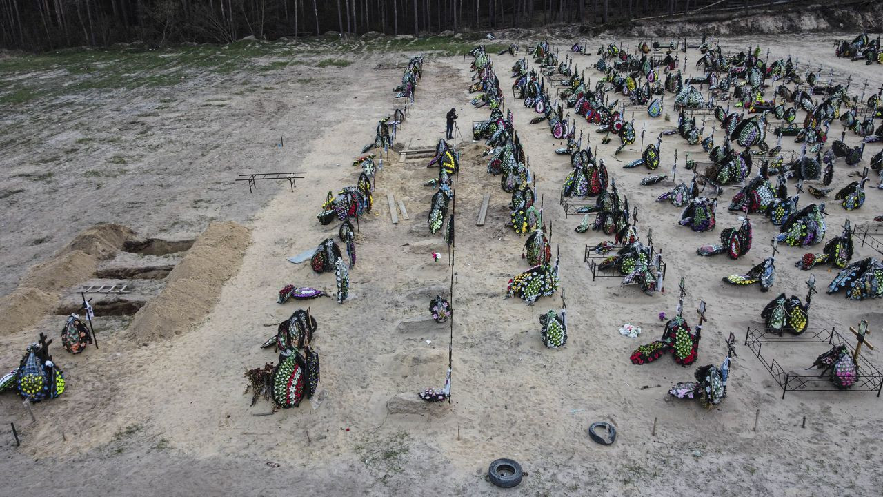 Bucha'da acı manzara! Ölen siviller için yeni mezar alanları açılıyor - Sayfa 16