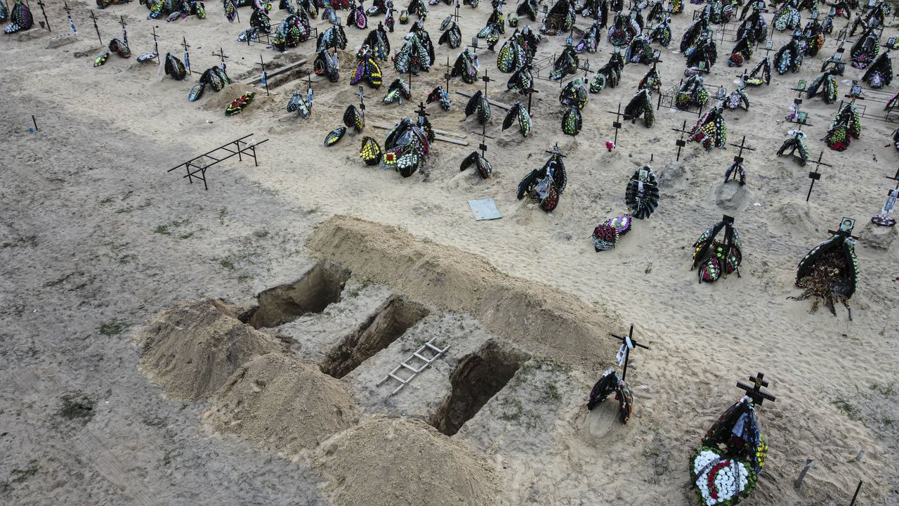 Bucha'da acı manzara! Ölen siviller için yeni mezar alanları açılıyor - Sayfa 20