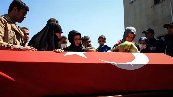 Bursa'daki hain saldırıda şehit düşen infaz koruma memuru son yolculuğuna uğurlandı: Tabutu 2 bakan omuzladı... - Sayfa 11