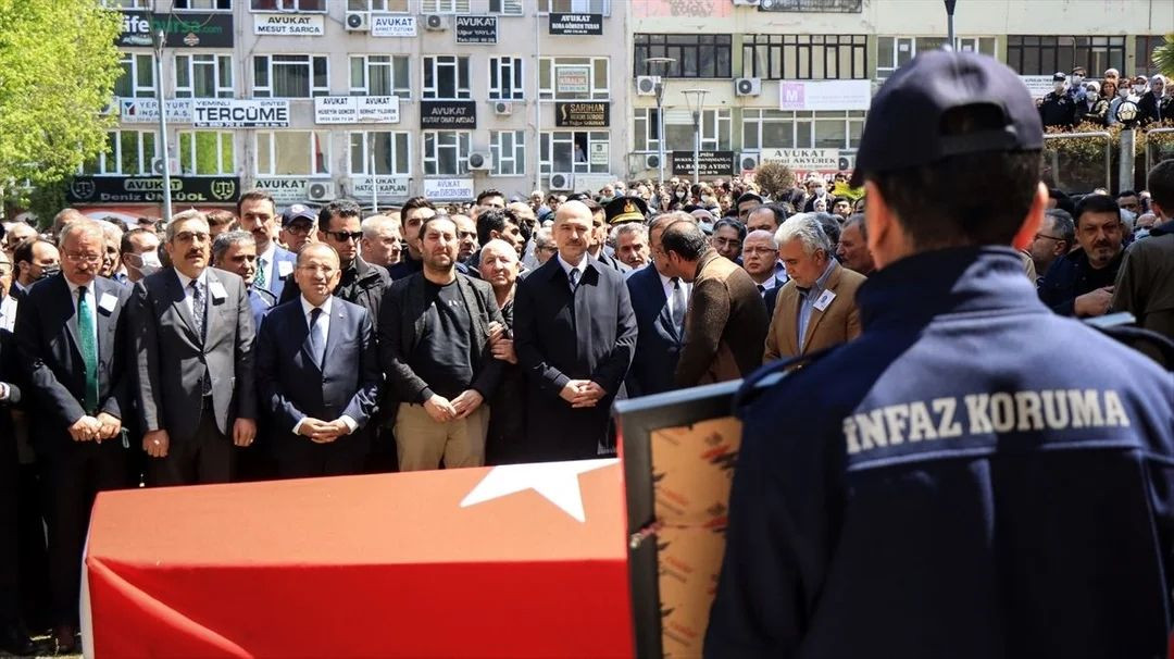Bursa'daki hain saldırıda şehit düşen infaz koruma memuru son yolculuğuna uğurlandı: Tabutu 2 bakan omuzladı... - Sayfa 7