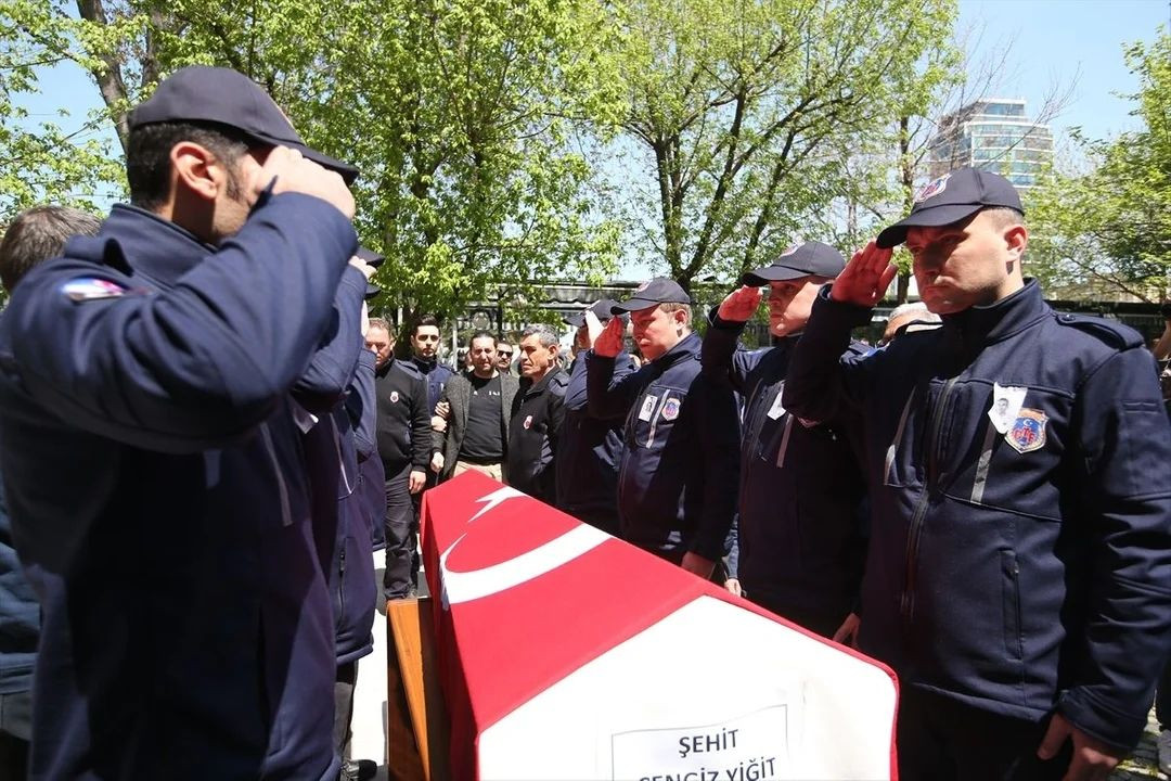 Bursa'daki hain saldırıda şehit düşen infaz koruma memuru son yolculuğuna uğurlandı: Tabutu 2 bakan omuzladı... - Sayfa 18