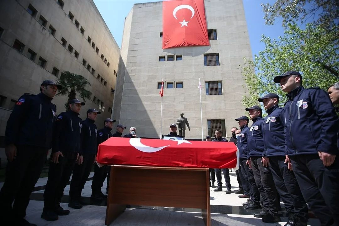 Bursa'daki hain saldırıda şehit düşen infaz koruma memuru son yolculuğuna uğurlandı: Tabutu 2 bakan omuzladı... - Sayfa 17