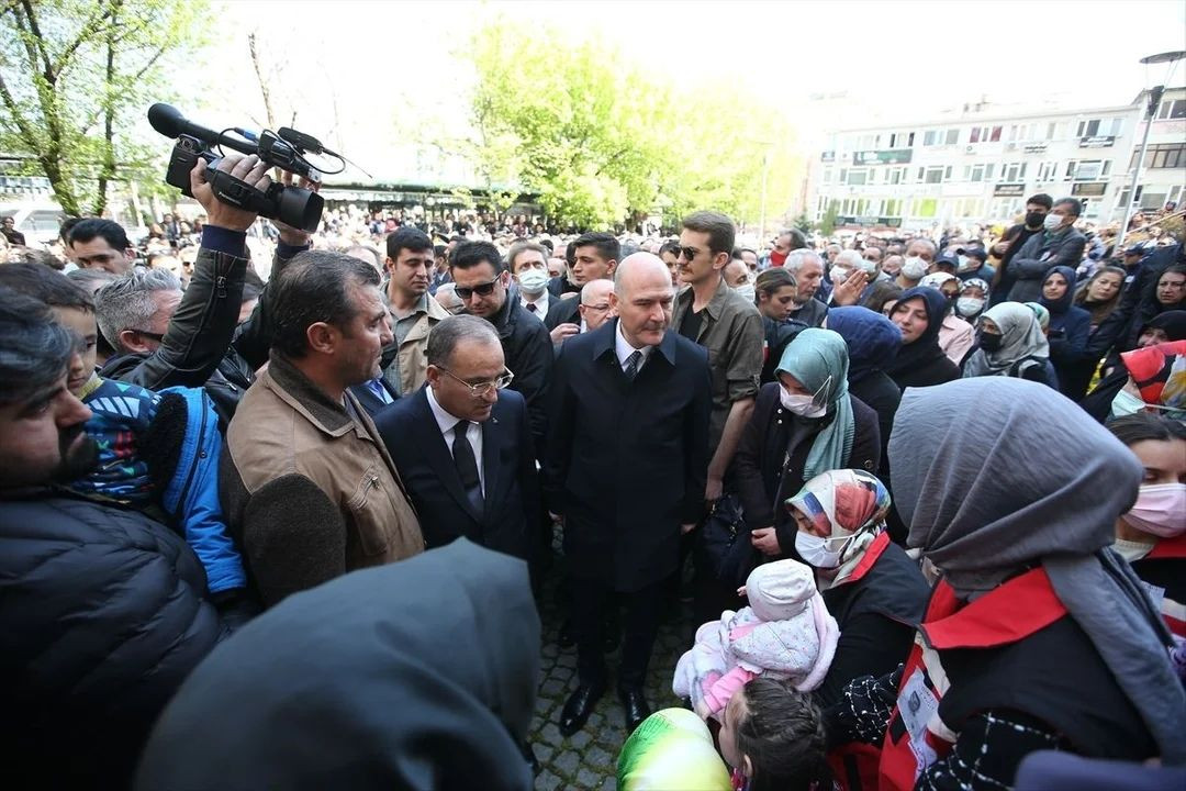 Bursa'daki hain saldırıda şehit düşen infaz koruma memuru son yolculuğuna uğurlandı: Tabutu 2 bakan omuzladı... - Sayfa 21