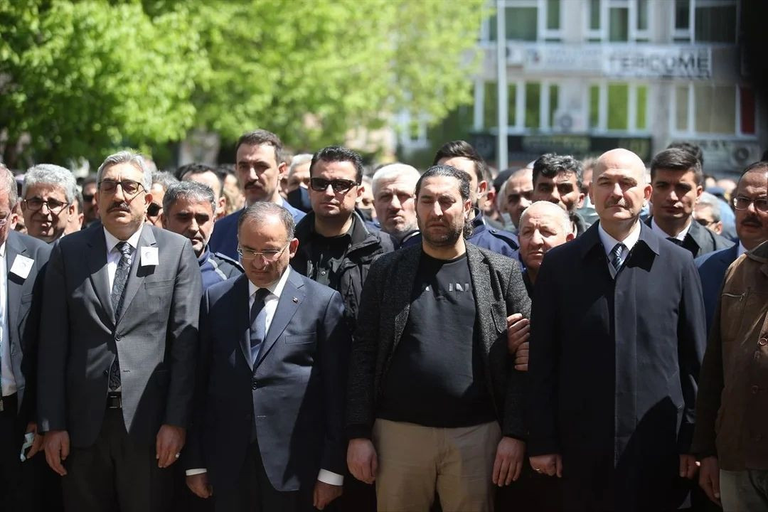 Bursa'daki hain saldırıda şehit düşen infaz koruma memuru son yolculuğuna uğurlandı: Tabutu 2 bakan omuzladı... - Sayfa 16