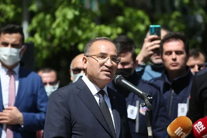 Bursa'daki hain saldırıda şehit düşen infaz koruma memuru son yolculuğuna uğurlandı: Tabutu 2 bakan omuzladı... - Sayfa 20