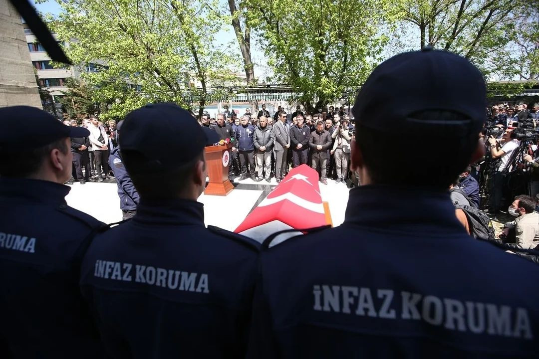 Bursa'daki hain saldırıda şehit düşen infaz koruma memuru son yolculuğuna uğurlandı: Tabutu 2 bakan omuzladı... - Sayfa 19
