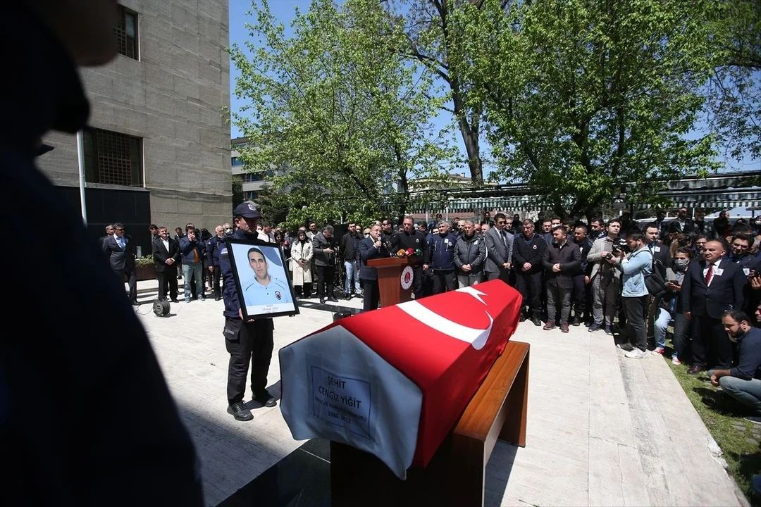 Bursa'daki hain saldırıda şehit düşen infaz koruma memuru son yolculuğuna uğurlandı: Tabutu 2 bakan omuzladı... - Sayfa 15