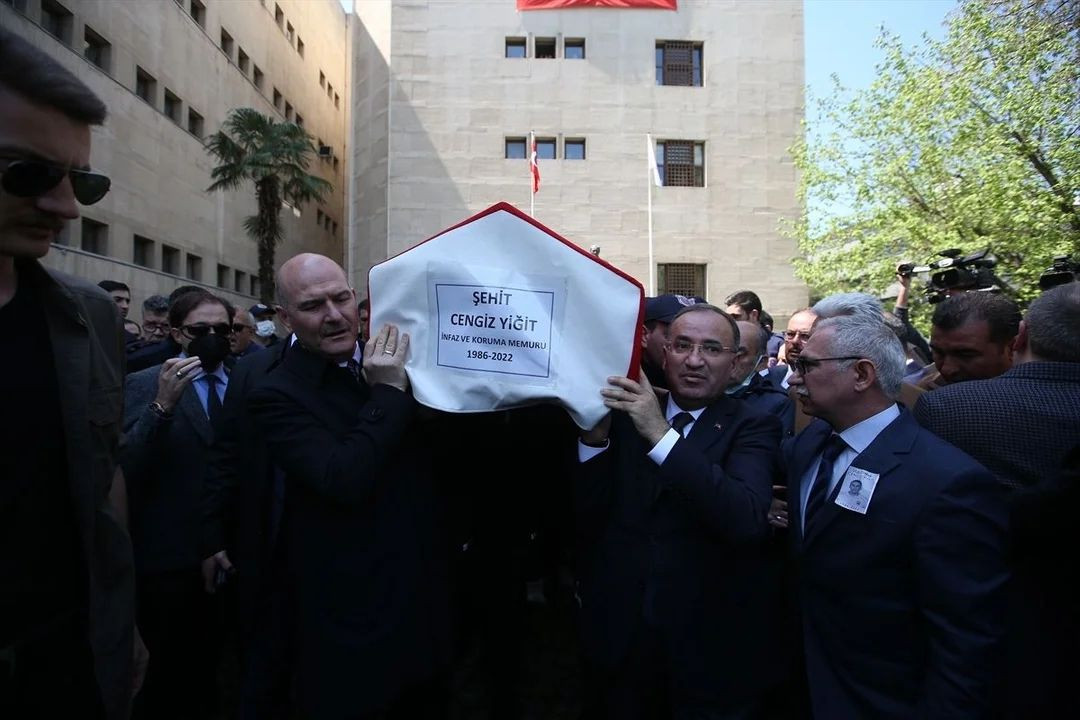 Bursa'daki hain saldırıda şehit düşen infaz koruma memuru son yolculuğuna uğurlandı: Tabutu 2 bakan omuzladı... - Sayfa 12