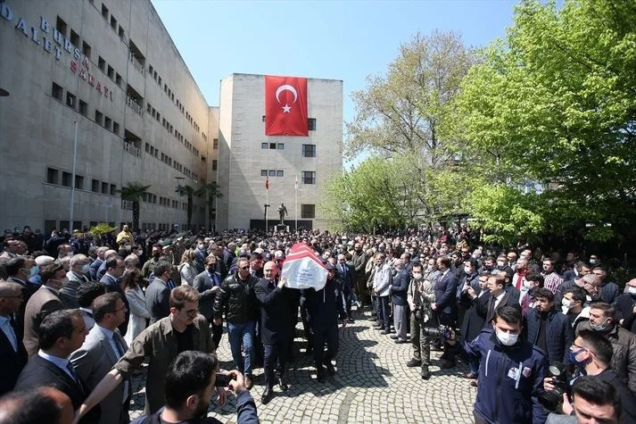 Bursa'daki hain saldırıda şehit düşen infaz koruma memuru son yolculuğuna uğurlandı: Tabutu 2 bakan omuzladı... - Sayfa 14