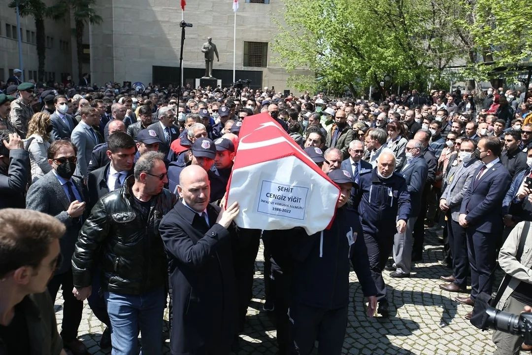 Bursa'daki hain saldırıda şehit düşen infaz koruma memuru son yolculuğuna uğurlandı: Tabutu 2 bakan omuzladı... - Sayfa 10