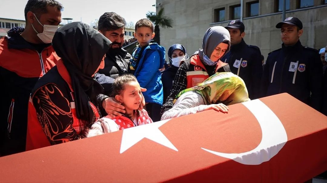 Bursa'daki hain saldırıda şehit düşen infaz koruma memuru son yolculuğuna uğurlandı: Tabutu 2 bakan omuzladı... - Sayfa 22