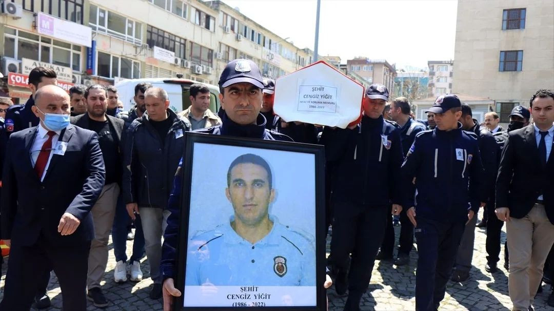 Bursa'daki hain saldırıda şehit düşen infaz koruma memuru son yolculuğuna uğurlandı: Tabutu 2 bakan omuzladı... - Sayfa 6