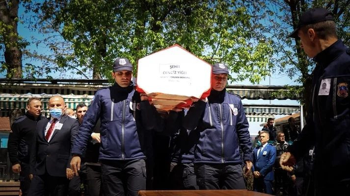 Bursa'daki hain saldırıda şehit düşen infaz koruma memuru son yolculuğuna uğurlandı: Tabutu 2 bakan omuzladı... - Sayfa 5