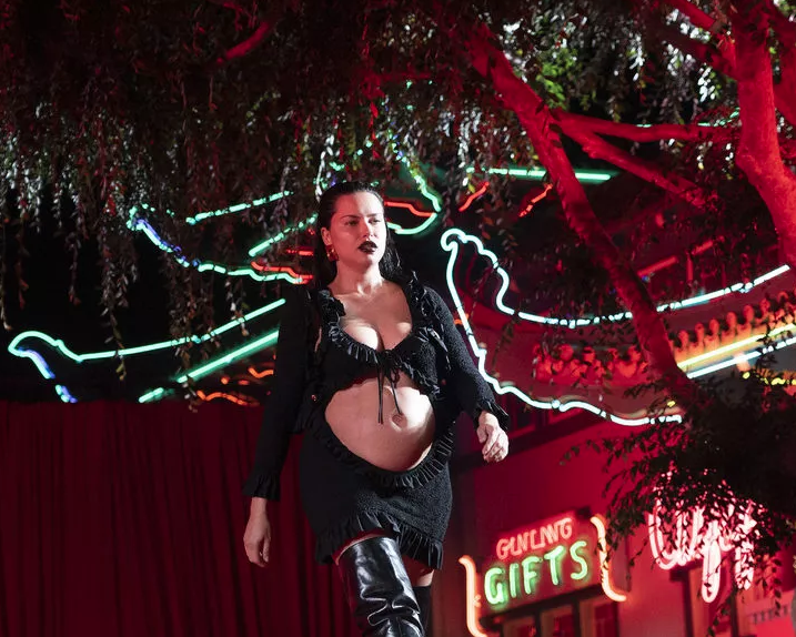 Karnı burnunda podyuma çıkan Adriana Lima karın kaslarıyla şov yaptı - Sayfa 7