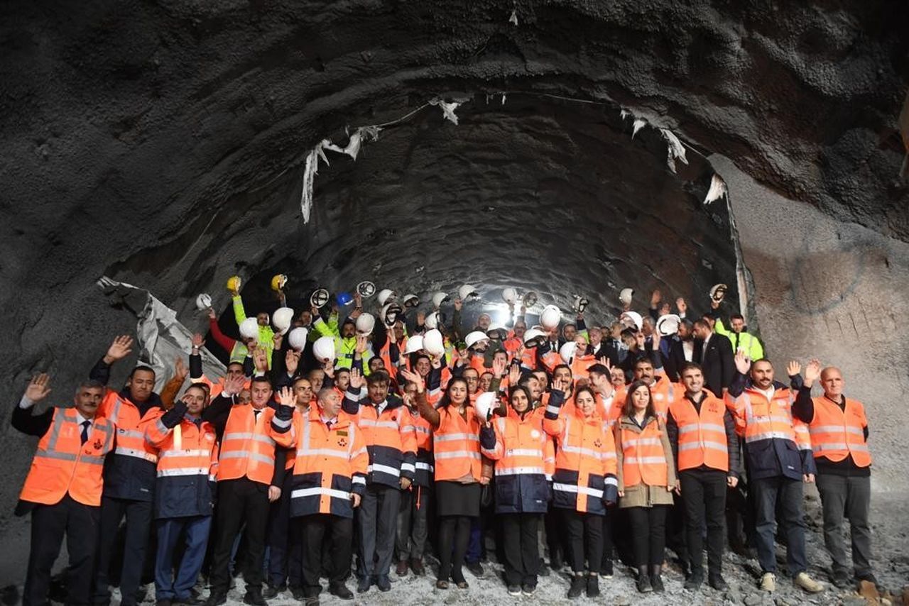 Bakan Karaismailoğlu, Aşık Şenlik Tüneli'ne son darbeyi vurdu - Sayfa 9