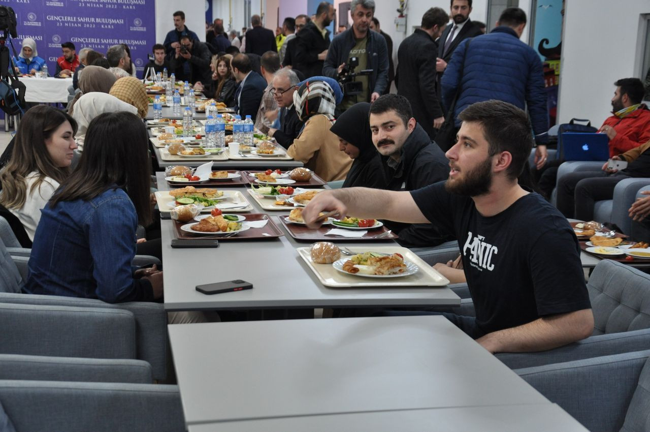 Bakan Karaismailoğlu, sahurda gençlerle buluştu - Sayfa 9