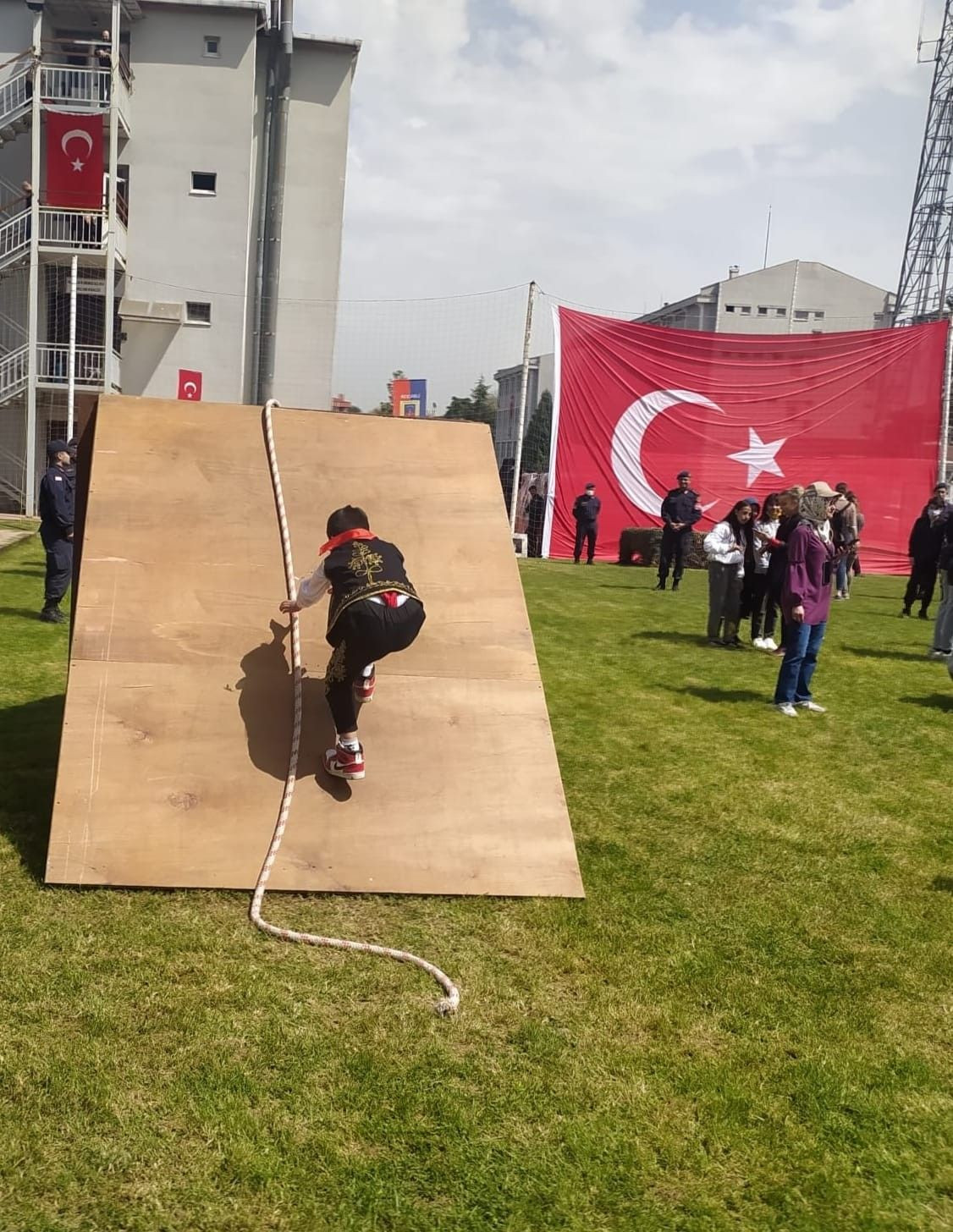 23 Nisan çocukları kendileri için hazırlanan komando parkurundan geçti - Sayfa 5