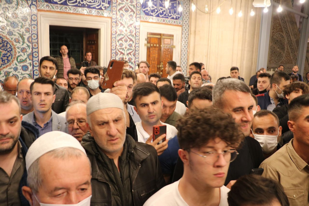 Peygamber Efendimizin Sakal-ı Şerif'ini görenler gözyaşlarına hakim olamadı - Sayfa 11