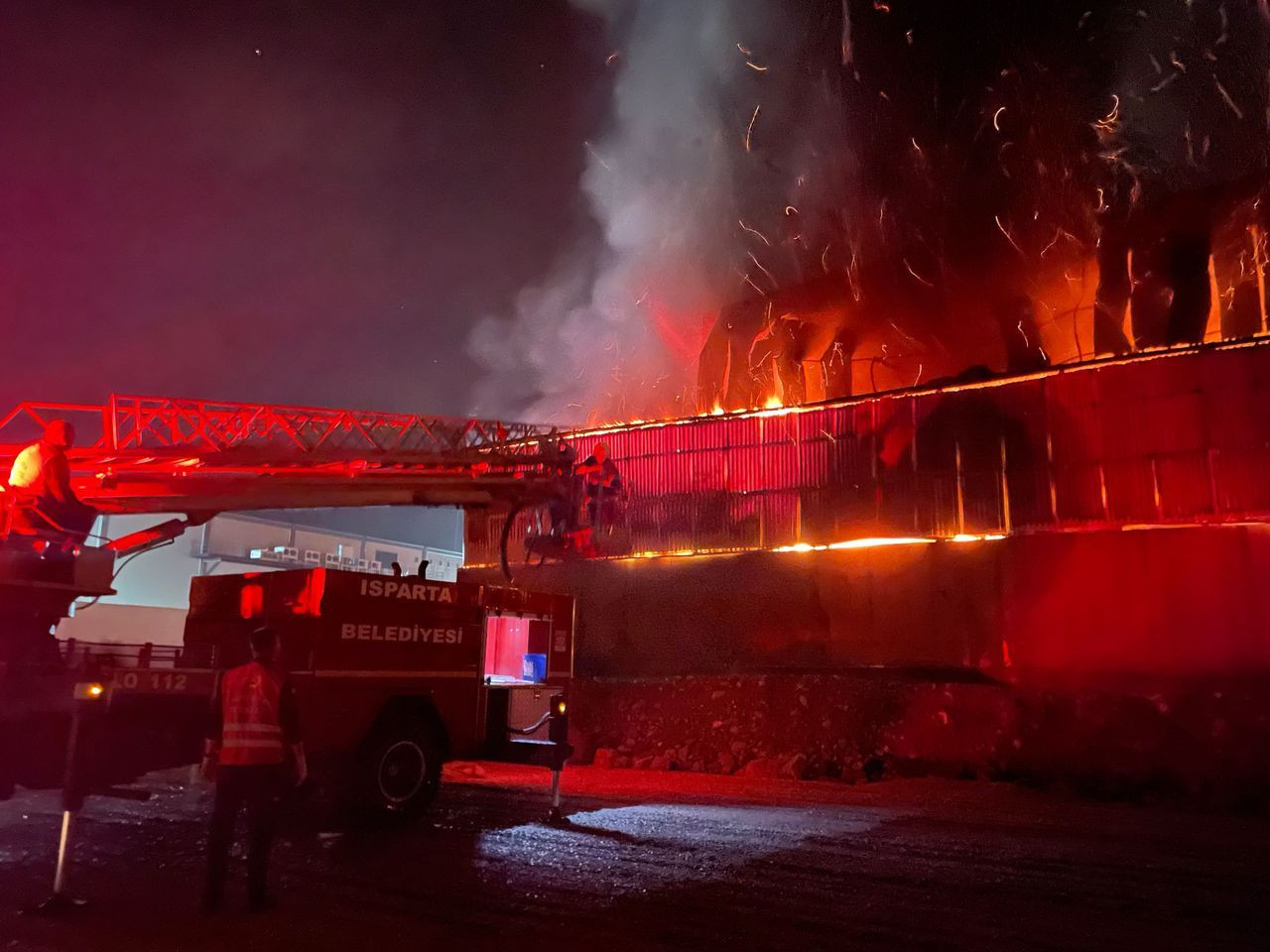 Isparta'da yapı firmasına ait depoda büyük yangın! - Sayfa 5
