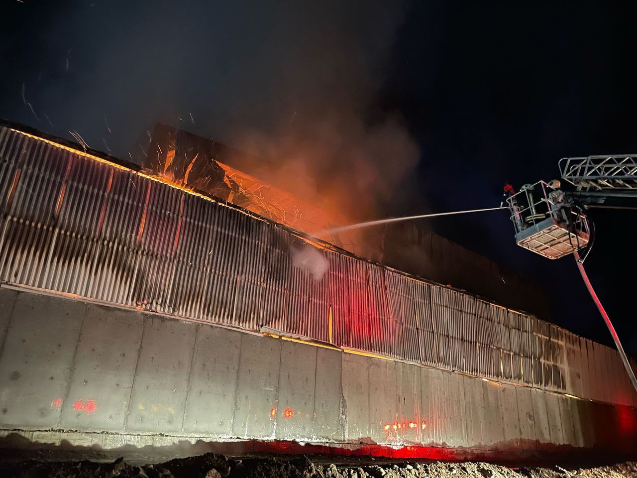 Isparta'da yapı firmasına ait depoda büyük yangın! - Sayfa 6