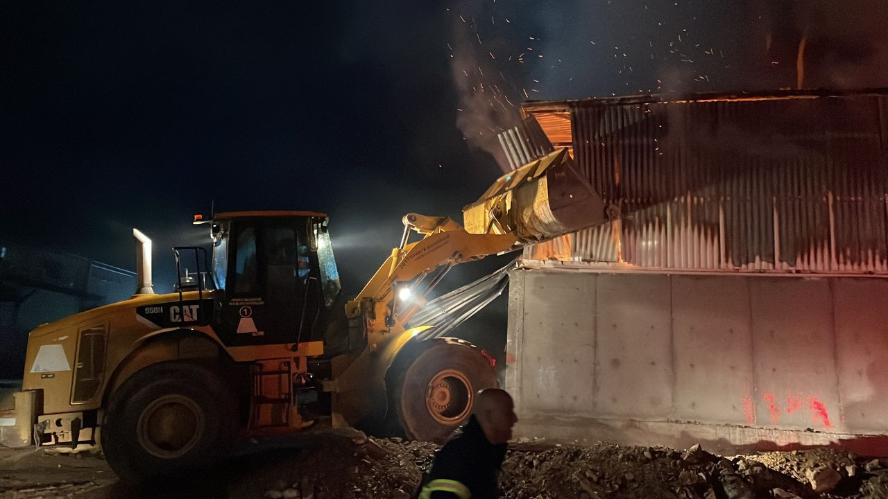 Isparta'da yapı firmasına ait depoda büyük yangın! - Sayfa 8