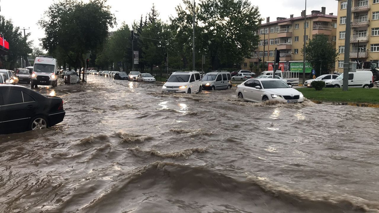 Adıyaman'ı sel bastı! Çok şiddetli yağışta onlarca araç sular altında kaldı - Sayfa 8