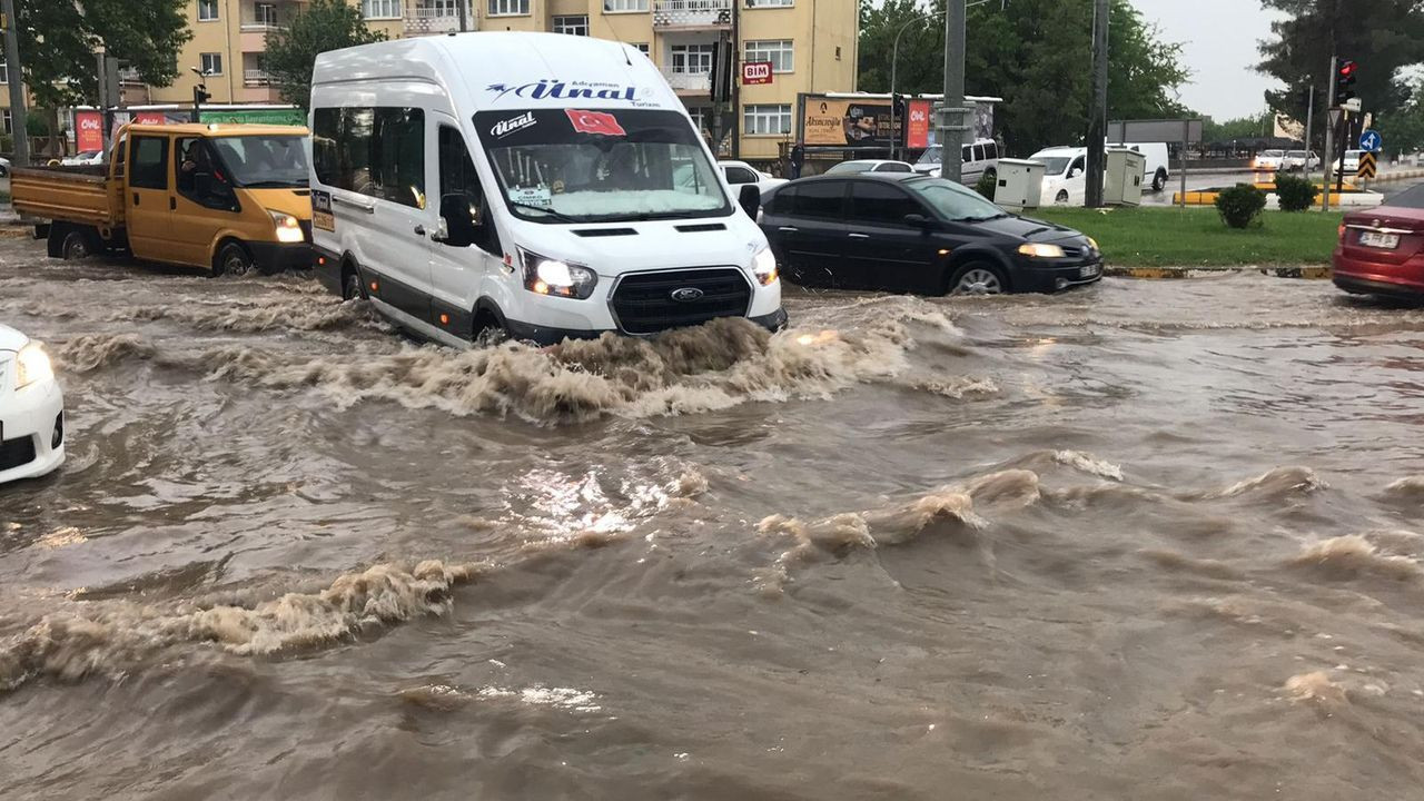 Adıyaman'ı sel bastı! Çok şiddetli yağışta onlarca araç sular altında kaldı - Sayfa 6
