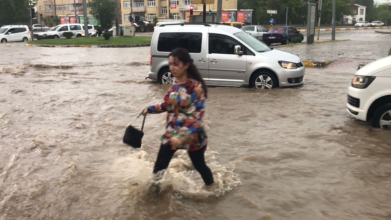 Adıyaman'ı sel bastı! Çok şiddetli yağışta onlarca araç sular altında kaldı - Sayfa 7