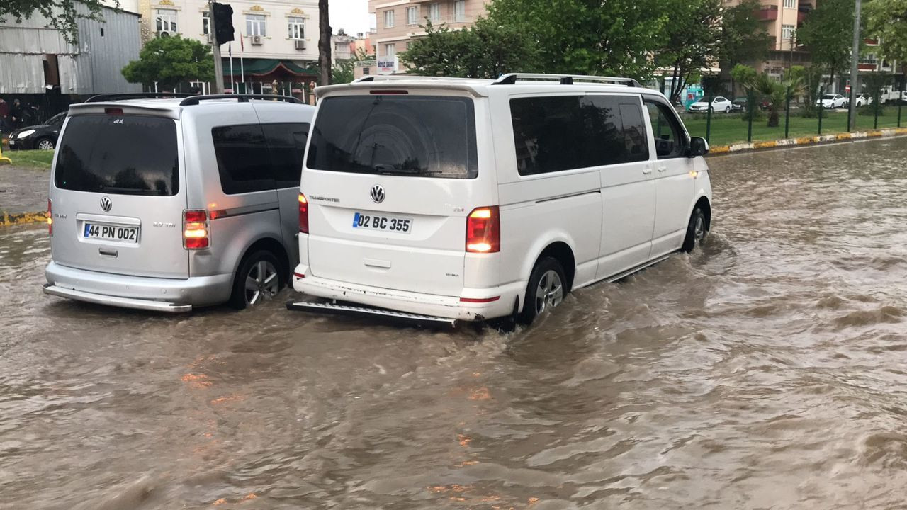 Adıyaman'ı sel bastı! Çok şiddetli yağışta onlarca araç sular altında kaldı - Sayfa 9