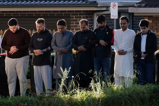 Avustralya'nın Sidney kentindeki Müslümanlar bayram namazı için camiye akın etti - Sayfa 9