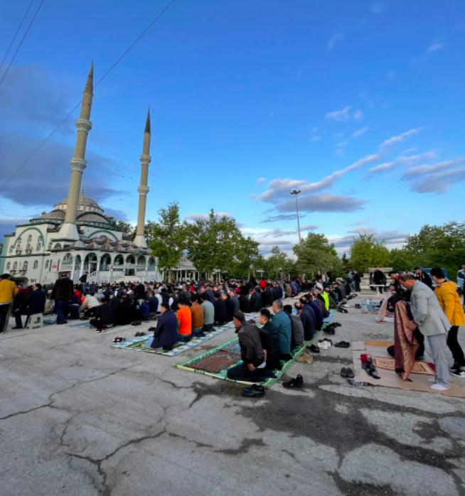 Bayram namazı için vatandaşlar camilere akın etti: Avlular bile doldu - Sayfa 9