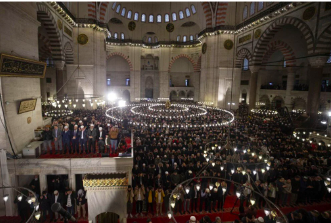 Bayram namazı için vatandaşlar camilere akın etti: Avlular bile doldu - Sayfa 17
