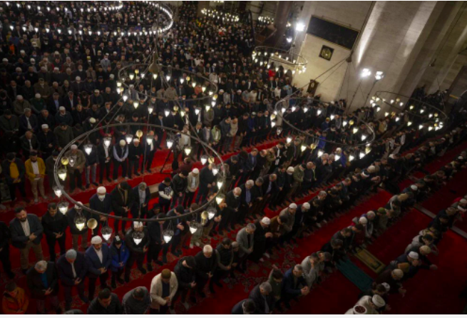 Bayram namazı için vatandaşlar camilere akın etti: Avlular bile doldu - Sayfa 19