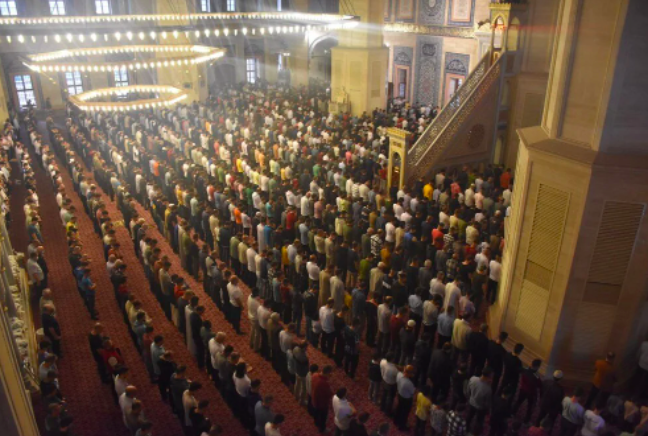 Bayram namazı için vatandaşlar camilere akın etti: Avlular bile doldu - Sayfa 12
