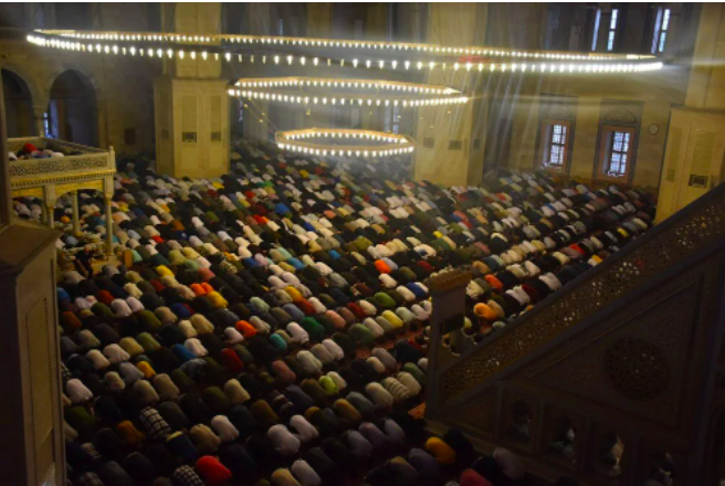 Bayram namazı için vatandaşlar camilere akın etti: Avlular bile doldu - Sayfa 11