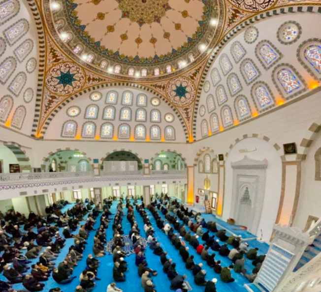 Bayram namazı için vatandaşlar camilere akın etti: Avlular bile doldu - Sayfa 10