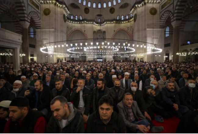 Bayram namazı için vatandaşlar camilere akın etti: Avlular bile doldu - Sayfa 18