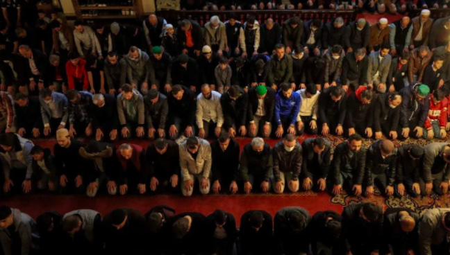 Bayram namazı için vatandaşlar camilere akın etti: Avlular bile doldu - Sayfa 14