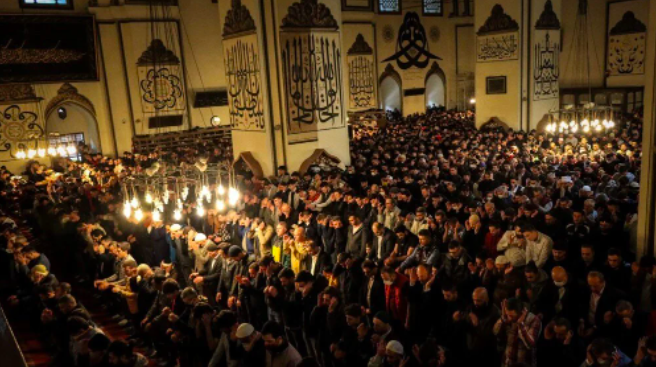 Bayram namazı için vatandaşlar camilere akın etti: Avlular bile doldu - Sayfa 16